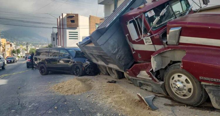 Conductor de tractocamión se queda sin frenos y causa choque múltiple en Monterrey, NL