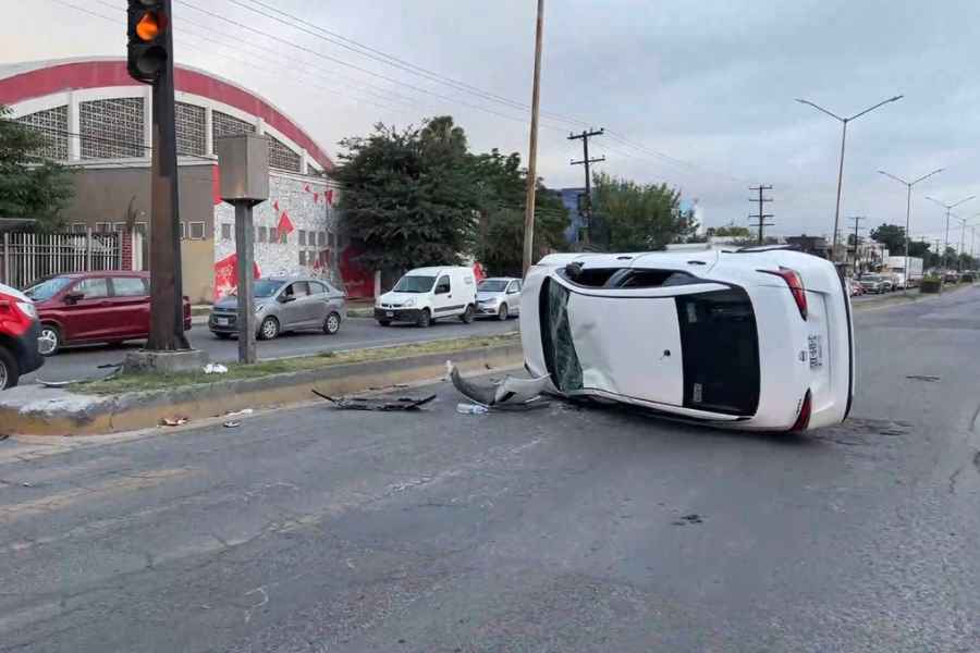 Conductor termina volcado tras presunta dormitada en San Nicolás, NL