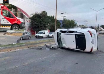 Conductor dormita y termina volcado en San Nicolás, NL