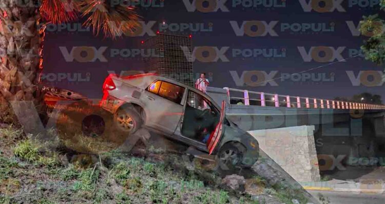 Conductor evita caer a barranco en Ciudad Victoria, Tamaulipas