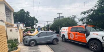 Conductora choca contra fachada de vivienda en Monterrey, Nuevo León
