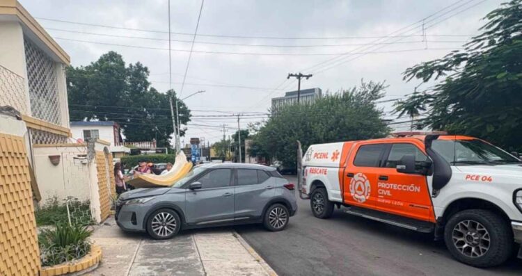 Conductora choca contra fachada de vivienda en Monterrey, Nuevo León