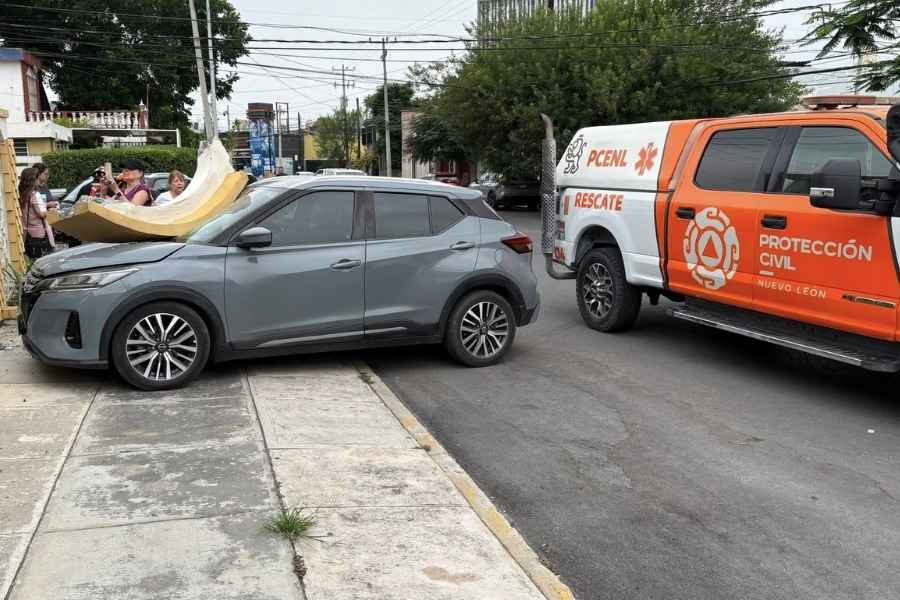 Conductora choca contra fachada de vivienda en Monterrey, Nuevo León