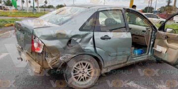 Conductora intenta ganar semáforo y provoca choque en Ciudad Victoria, Tamaulipas