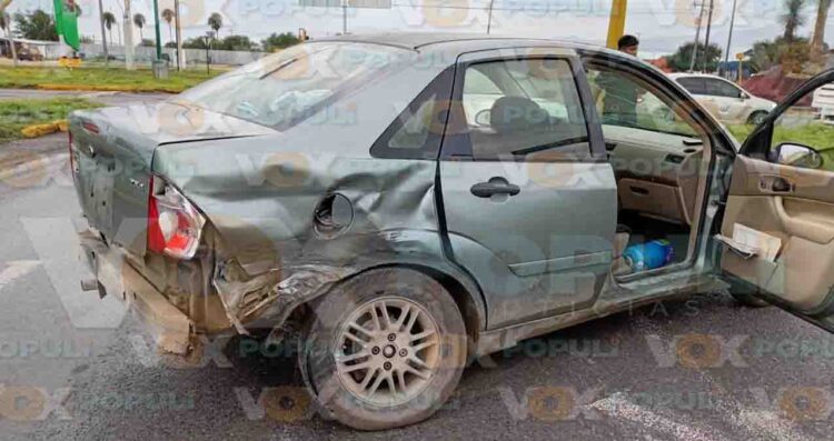 Conductora intenta ganar semáforo y provoca choque en Ciudad Victoria, Tamaulipas