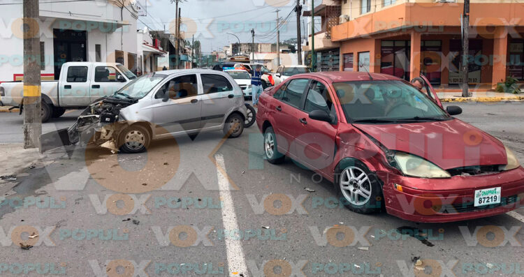 Conductora omite alto y provoca choque múltiple en Ciudad Victoria, Tamaulipas