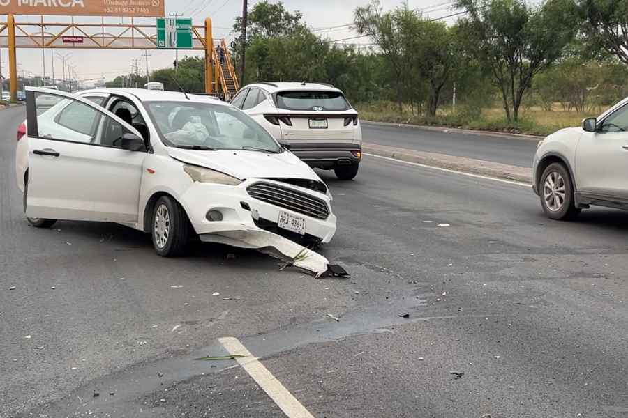 Conductora termina hospitalizada tras choque en Carretera Libre a Nuevo Laredo en Monterrey, NL
