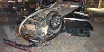 Conductora vuelca tras chocar contra luminaria en Ciudad Victoria, Tamaulipas