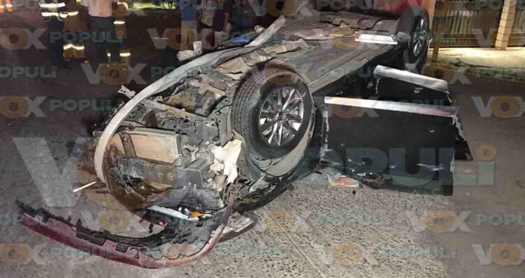 Conductora vuelca tras chocar contra luminaria en Ciudad Victoria, Tamaulipas