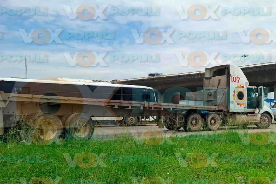 Contenedor cae de tráiler y provoca cierre vial en Altamira, Tamaulipas