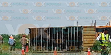 Contenedor cae de tráiler y provoca cierre vial en Altamira, Tamaulipas