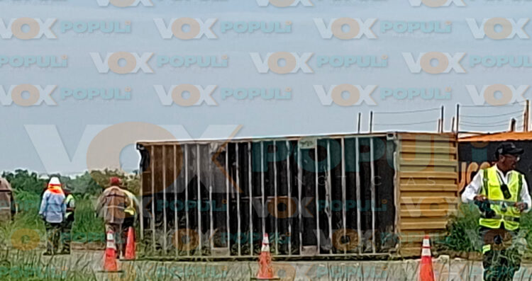 Contenedor cae de tráiler y provoca cierre vial en Altamira, Tamaulipas