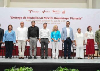 Distingue Ayuntamiento a niños y maestros de excelencia con la medalla Guadalupe Victoria