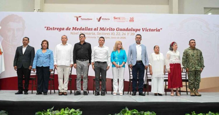 Distingue Ayuntamiento a niños y maestros de excelencia con la medalla Guadalupe Victoria