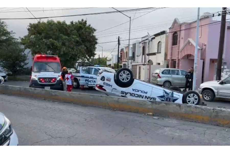 Dos policías de San Nicolás resultan heridos tras volcadura en avenida Cordillera de Los Andes
