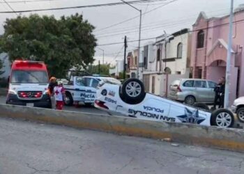 Dos policías de San Nicolás resultan heridos tras volcadura en avenida Cordillera de Los Andes