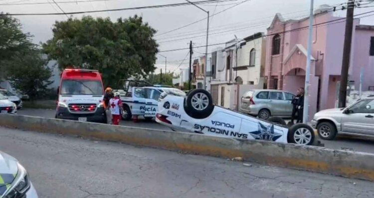 Dos policías de San Nicolás resultan heridos tras volcadura en avenida Cordillera de Los Andes