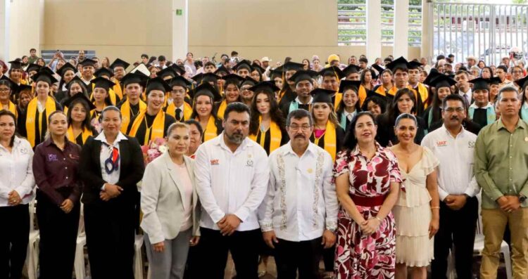 Egresan especialistas UAM Mante