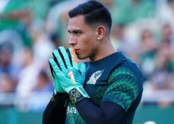 El futbolista del América apoyó al equipo y evitó elegir favorito en la portería