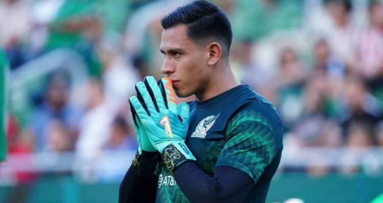 El futbolista del América apoyó al equipo y evitó elegir favorito en la portería