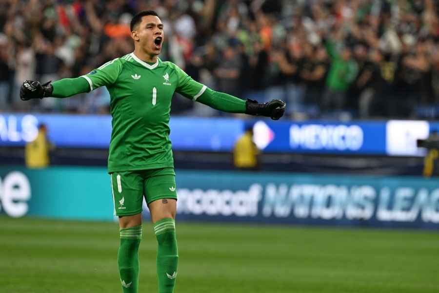 El futbolista del América apoyó al equipo y evitó elegir favorito en la portería