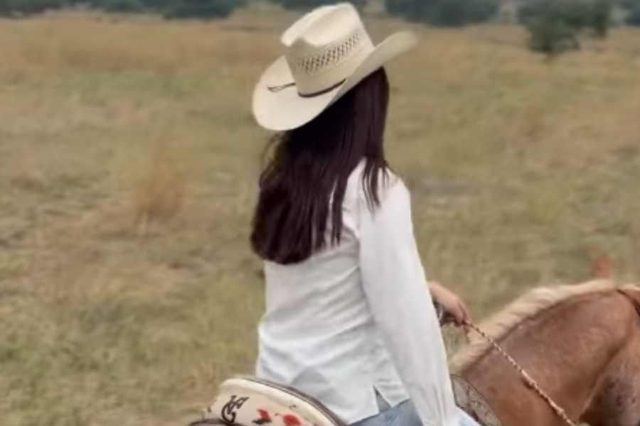 Emily Cinnamon Álvarez presume estilo vaquero durante paseo