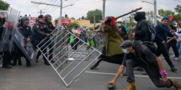 Encapuchados causan disturbios afuera del Estadio Ciudad de México