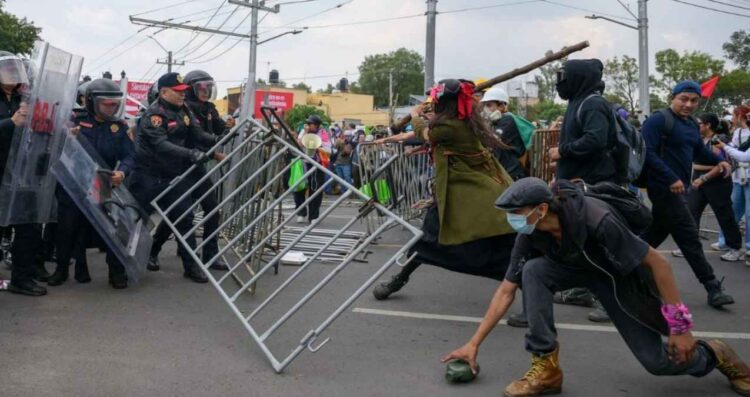 Encapuchados causan disturbios afuera del Estadio Ciudad de México