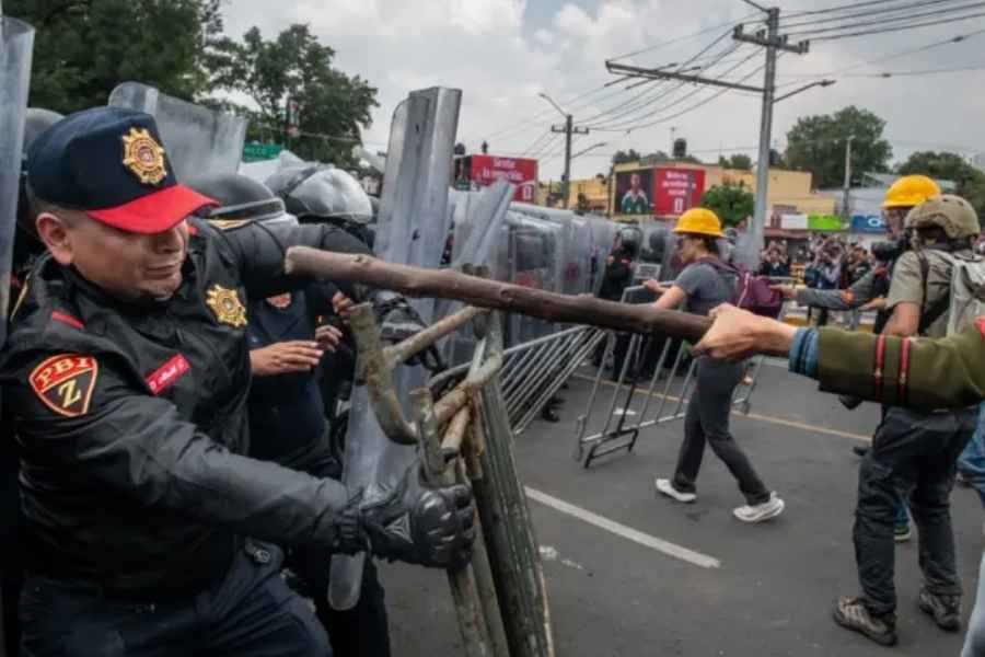 Encapuchados causan disturbios afuera del Estadio Ciudad de México 