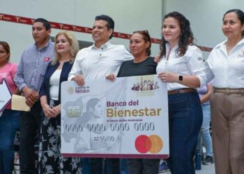 Entrega Alcalde “Lalo” Gattás, tarjetas de beca Rita Cetina en Cd. Victoria, Tamaulipas