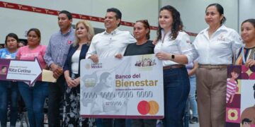 Entrega Alcalde “Lalo” Gattás, tarjetas de beca Rita Cetina en Cd. Victoria, Tamaulipas