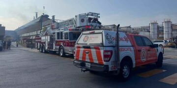 Evacúan a 522 trabajadores por incendio en la empresa John Deere en San Pedro, NL