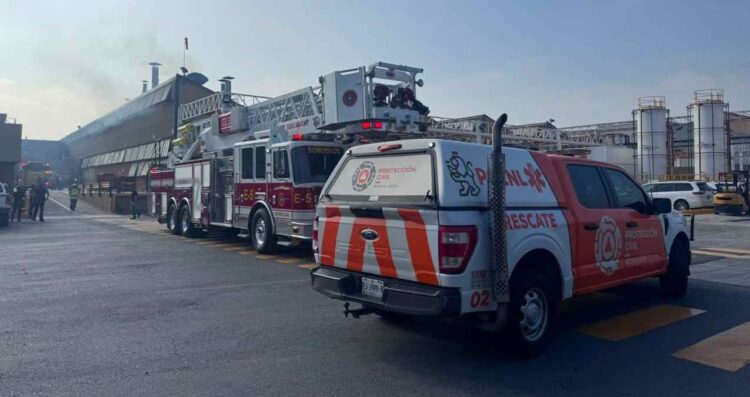 Evacúan a 522 trabajadores por incendio en la empresa John Deere en San Pedro, NL