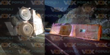 Evita choque frontal, se desprende caja de tráiler y vuelca en la Rumbo Nuevo Victoria