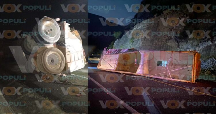 Evita choque frontal, se desprende caja de tráiler y vuelca en la Rumbo Nuevo Victoria