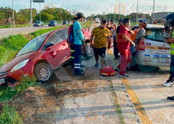 Familia queda cerca de volcar tras fuerte choque en Altamira, Tamaulipas