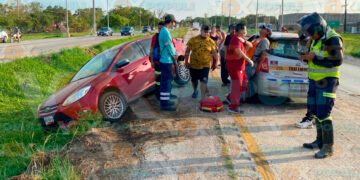 Familia queda cerca de volcar tras fuerte choque en Altamira, Tamaulipas