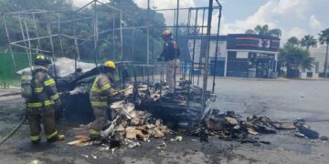 Fuego consume camioneta cargada de cartón en el sector Valle Alto en Monterrey, NL