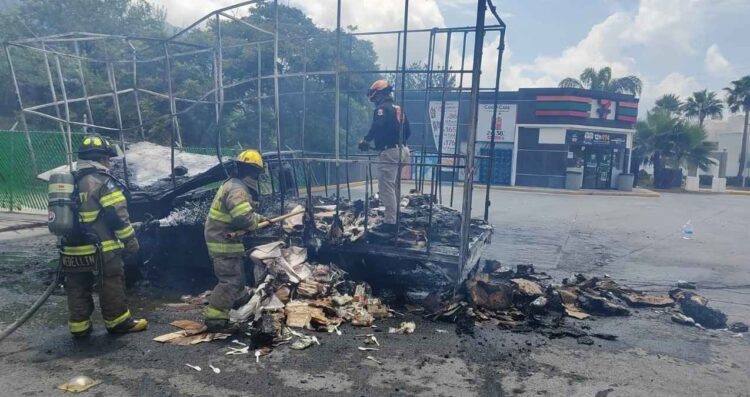 Fuego consume camioneta cargada de cartón en el sector Valle Alto en Monterrey, NL