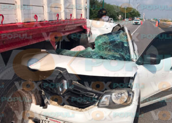 Fuerte choque deja auto debajo de camión en carretera Victoria-Soto la Marina, Tamaulipas