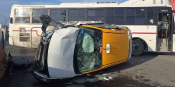 Fuerte choque entre camión y taxi deja tres lesionados en Guadalupe, Nuevo León
