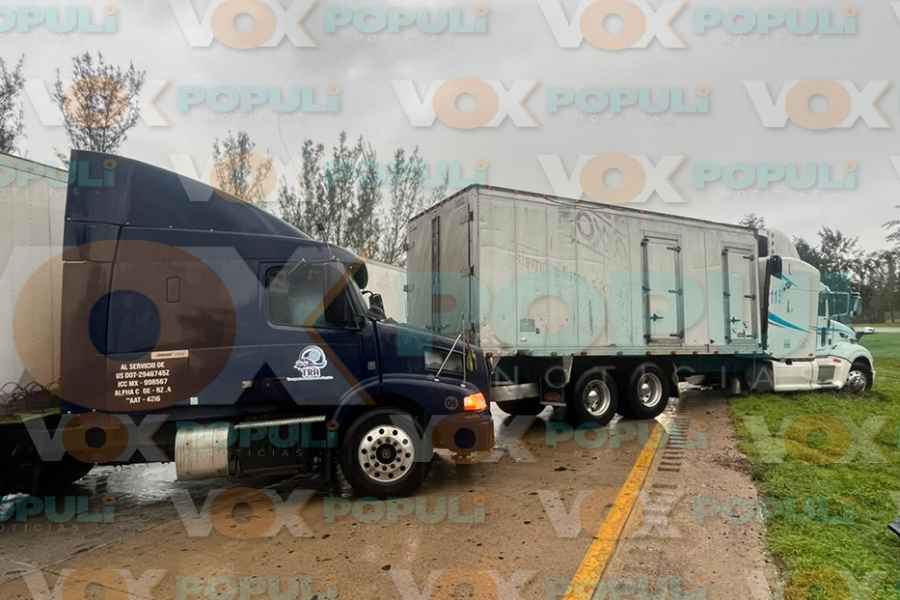 Fuerte choque entre tráileres bloquea la vialidad en Altamira, Tamaulipas