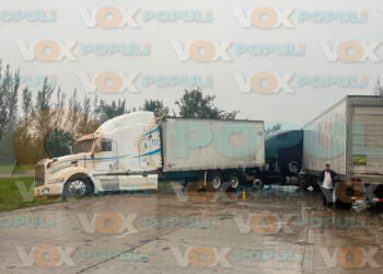 Fuerte choque entre dos tráilers bloquea la vialidad en Altamira, Tamaulipas