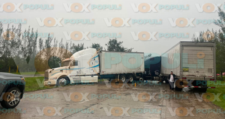 Fuerte choque entre dos tráilers bloquea la vialidad en Altamira, Tamaulipas