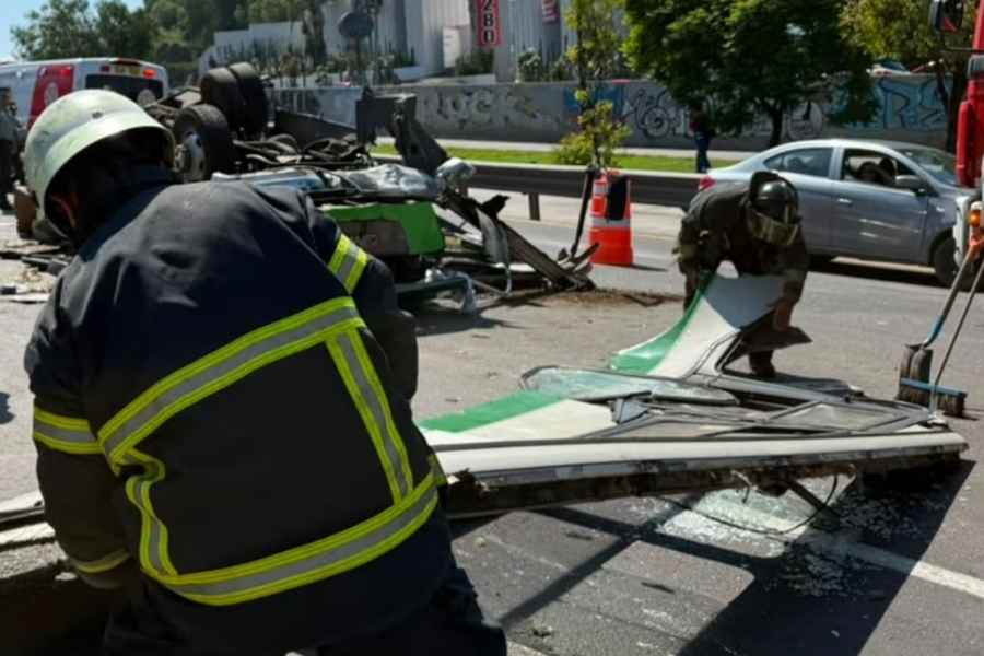 Fuerte choque entre unidades de transporte deja 15 heridos en la autopista México-Pachuca