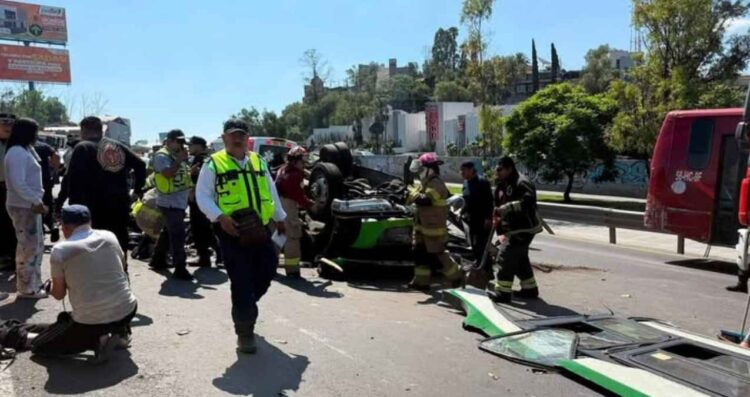 Fuerte choque entre unidades de transporte deja 15 heridos en la autopista México-Pachuca