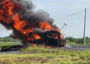 Fuerte incendio consume tractocamión en la carretera Victoria-Zaragoza