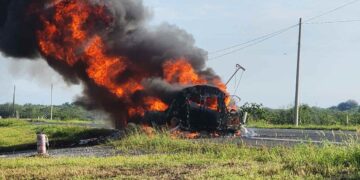 Fuerte incendio consume tractocamión en la carretera Victoria-Zaragoza