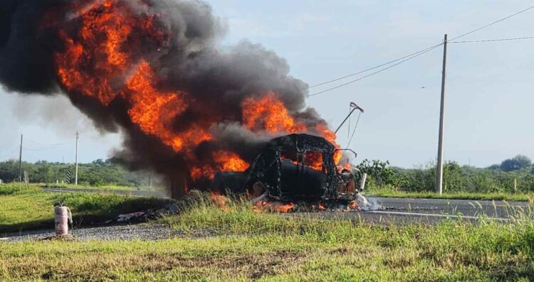 Fuerte incendio consume tractocamión en la carretera Victoria-Zaragoza