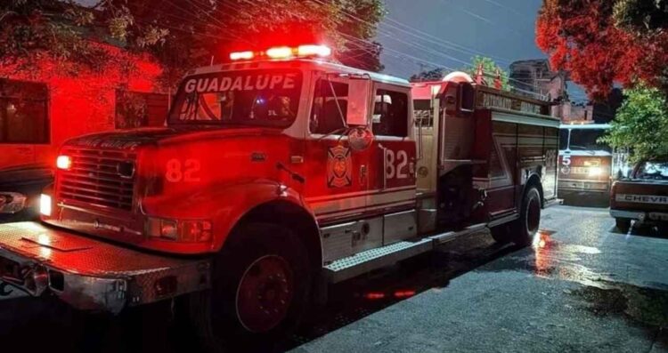 Fuerte incendio en vivienda deja un muerto y cinco heridos en Guadalupe, Nuevo León